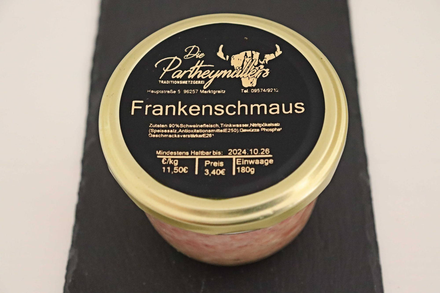 Ein Glas Frankenschmaus von der Firma Partheymüller, mit schwarzem Etikett auf goldenem Deckel.
