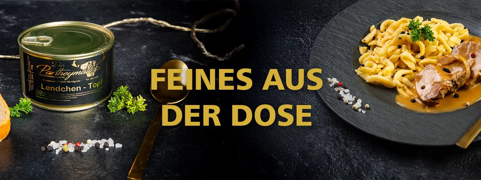 Dose „Lendchen-Topf“ der Marke Parthymüller neben einem angerichteten Teller mit Spätzle, Fleischscheiben in Sauce, goldfarbenem Besteck, Pfefferkörnern und Kräutern auf dunklem Untergrund, dazwischen der Schriftzug „Feines aus der Dose"