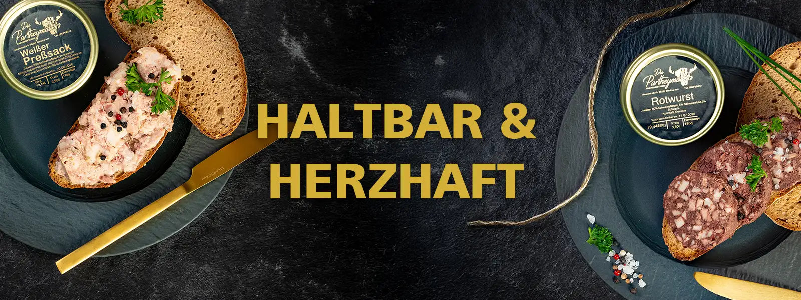 Zwei angerichtete Frühstücksteller mit Brotscheiben und Wurstaufstrichen: links Weißer Presssack auf dunklem Teller mit Gewürzen, Petersilie, Dose und Brotscheibe; rechts Rotwurst auf dunklem Teller mit geschnittener Wurst, Brotscheibe, frischen Kräutern und goldfarbenem Messer, dazwischen der Schriftzug "Haltbar & Herzhaft"