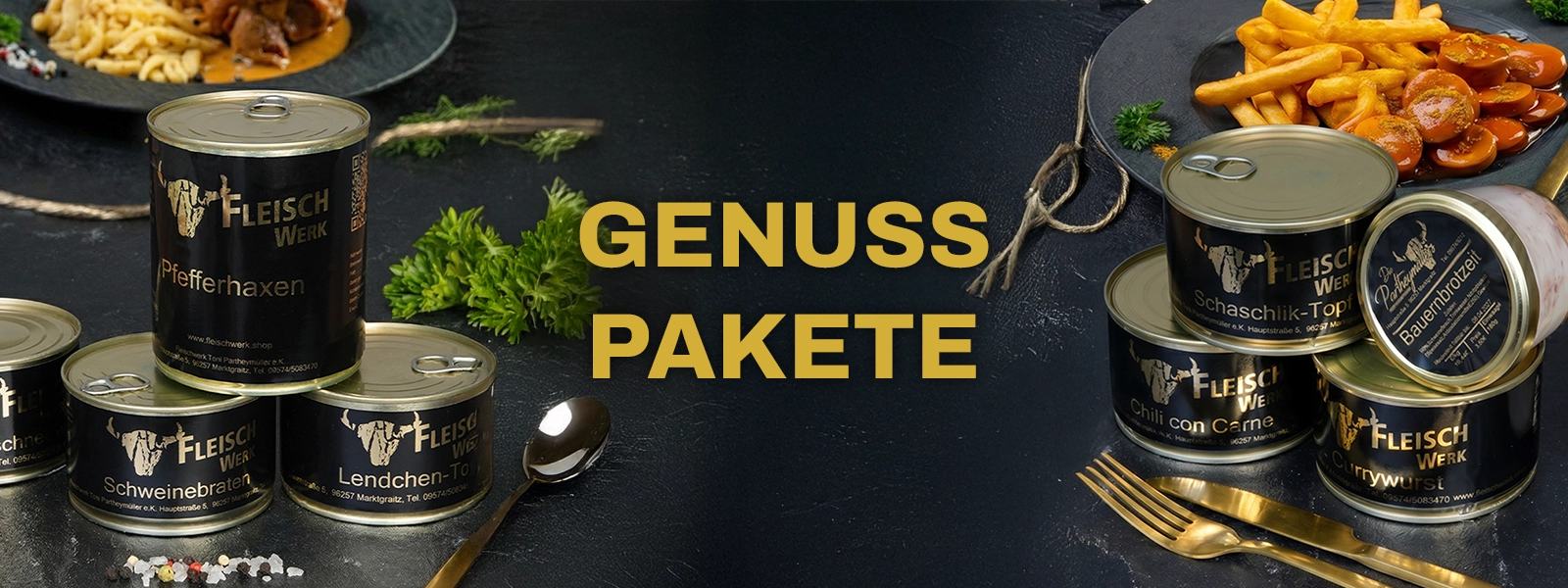 Verschiedene Dosen mit dunklem Etikett stehen neben der Überschrift Genuss Pakete.Dahinter ein Teller mit Currywurst und Pommes.